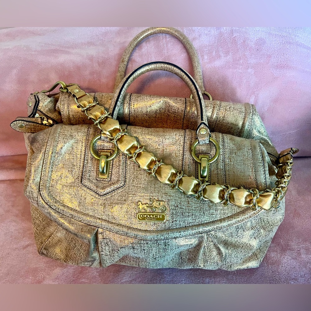 🤩Classic Coach Handbag in Muted Gold Print🤩